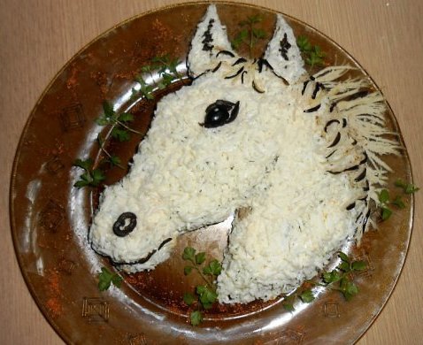 Салаты можно выложить в форме лошади или подковы. Фото: stranamasterov.ru