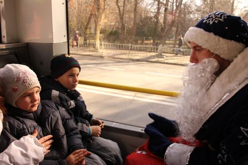 В троллейбусе дети интересовались, почему у сказочного героя такая длинная борода и не жарко ли ему в Крыму. Фото: Сергей Гуленко