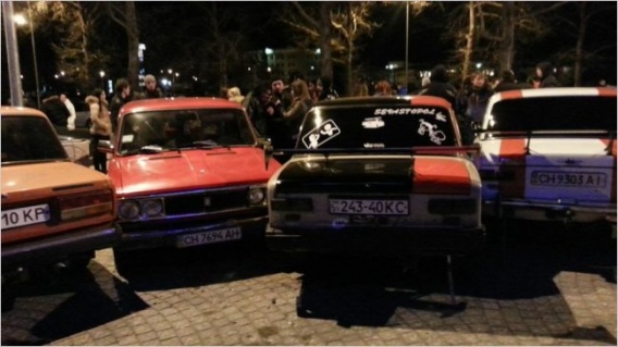 Ночные гонщики возле "Муссона". Фото: gazeta.sebastopol.ua