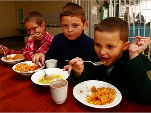 Пока что бесплатное питание в школах получают только учащиеся с 1 по 4 класс. Фото: архив «КП»
