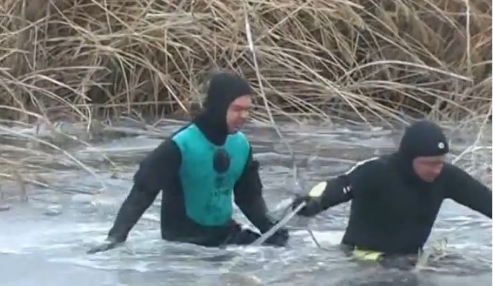 Спасателям приходится купаться в ледяной воде. Кадр из видео