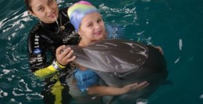 Дельфины здесь лечат детей. Фото: oceanarium.org.ua