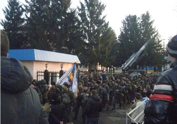 Морпехов высадили по пути в Киев. Фото: Сегодня