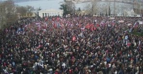 На площади в Севастополе собираются люди. Фото: sevastopolis.com