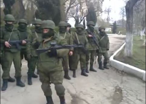 Вооруженный спецназ на территории воинской части в Севастополе. Кадр из видео. 