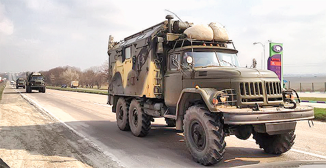 По Крыму перемещется военная техника. Фото Владислава Селезнева.