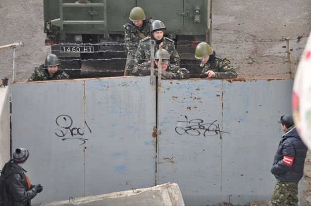 Блокирование воинской части в Симферополе. Фото: Владислав Селезнев