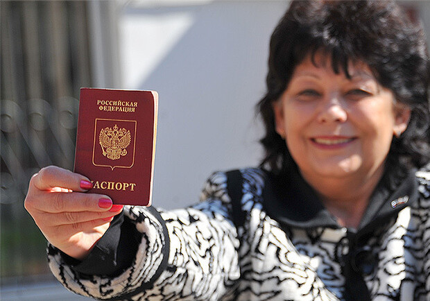 За наличие двойного гражданства крымчанам пока ничего не будет
Фото: Евгения ГУСЕВА