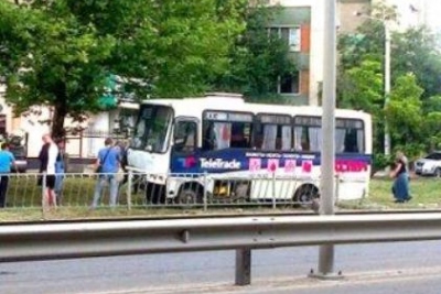 Новость - События - В Симферополе маршрутка с пассажирами протаранила забор