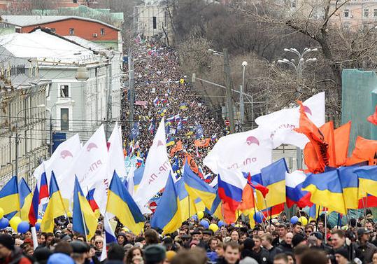 Новость - События - Креативные плакаты и тысячи россиян, поддерживающих Украину: как прошел Марш мира в Москве