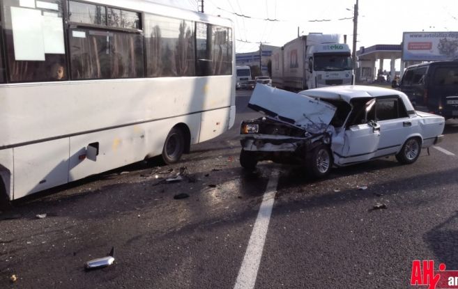 Новость - События - В Симферополе "Жигули", вылетев на "встречку", врезались в переполненный пассажирами автобус