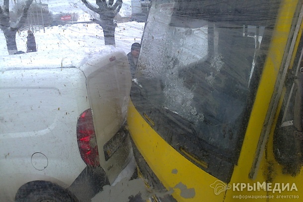 Новость - События - На скользкой дороге в Симферополе столкнулись три автомобиля и маршрутка (фото)
