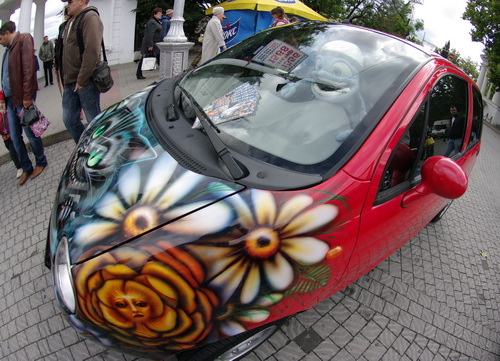 В Севастополе росписали машины всеми цветами радуги. Фото с сайта "Новый севастополь"