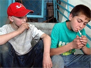 Школьники могут купить выпивку и сигареты со скидкой. Фото с сайта kp.ua