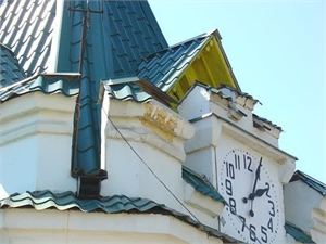 Главные часы Ялты работают на башне на улице Садовой, под канатной дорогой. Фото с сайта kp.ua