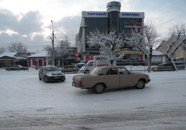 На проспекте Победы машины буквально выкидывает с дороги. Фото Натальи Ясаковой.