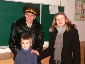 Мать долго будет помнить смелость МЧСника, который спас ее сына. Фото предоставленно пресс-службой ГУ МЧС Украины в Севастополе
