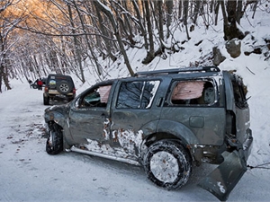 Водитель внедорожника Nissan Pathfinder не справился с заснеженной трассой. Фото с сайта nr2.ru
