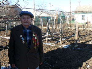 В таком почтенном возрасте Алексей Чумак сам готовит себе еду, ухаживает за огородом, делает домашнее вино.
Фото "КП"