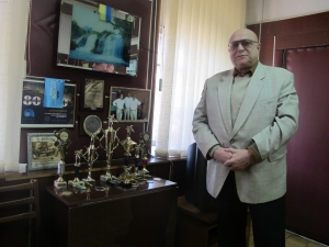 Президент Феодосийской Федерации бильярдного спорта Владимир Быков может рассказать историю завоевания каждого из этих кубков. Фото: "Кафа".