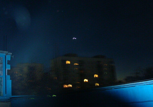 Сакчанин с балкона снял на видео загадочный объект.
Фото Владимира Мигаля