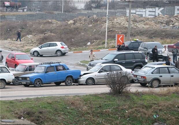 В субботу в Севастополе 9 авто столкнулись "паравозиком".
Фото с сайта nefakt.info
