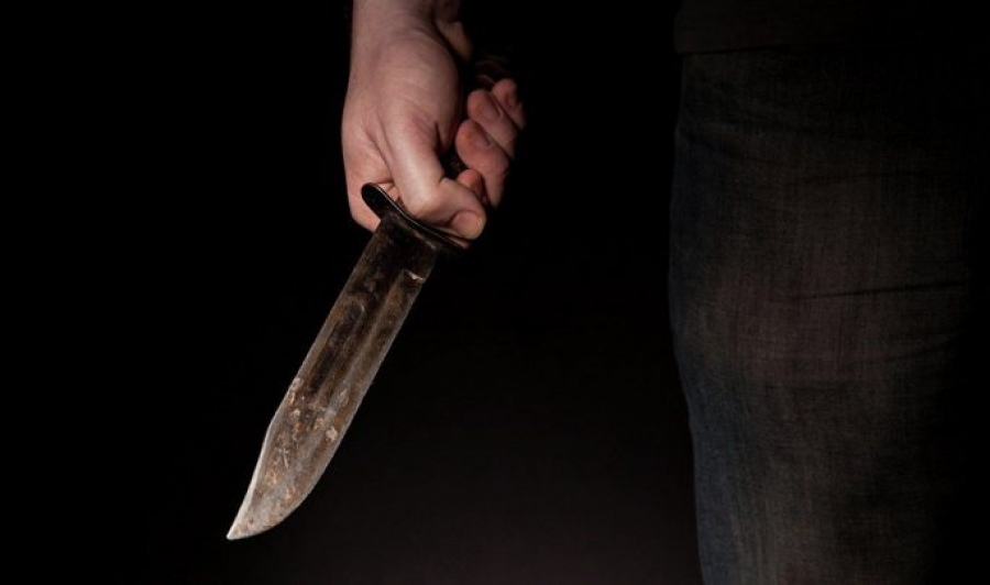 В Симферополе неизвестный напал с ножом на женщину