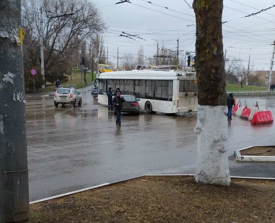 В Симферополе легковушка врезалась в троллейбус
