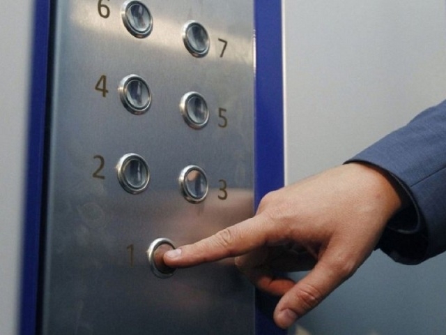 В многоэтажках Симферополя новые лифты портят вандалы