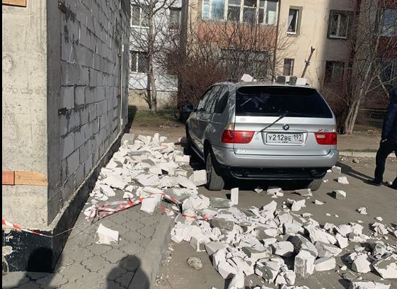 Стена недостроя упала на припаркованный автомобиль в Симферополе