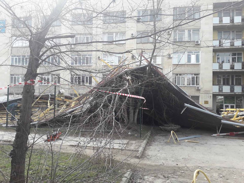 Ветер сорвал крышу с многоэтажного здания в Симферополе
