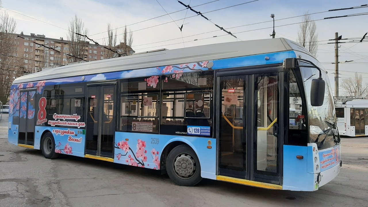 В Симферополе к 8 Марта запустили праздничный троллейбус
