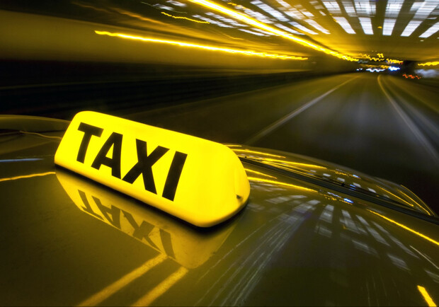 В Крыму ищут таксиста, который вез пассажиров из аэропорта