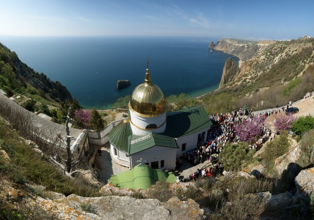 Монастырь в Севастополе закрылся на карантин из-за паломника с COVID-19  