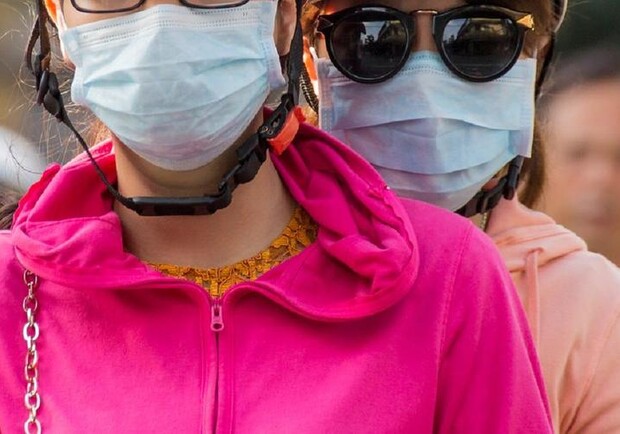 В МЧС советуют не носить медицинскую маску на улице 