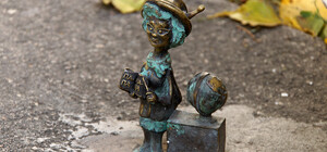 Фотофакт: в Симферополе украли пчелку-учителя