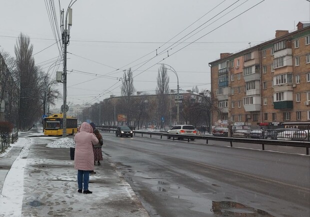 Обстановка на дорогах во время снегопада. Фото: Vgorode