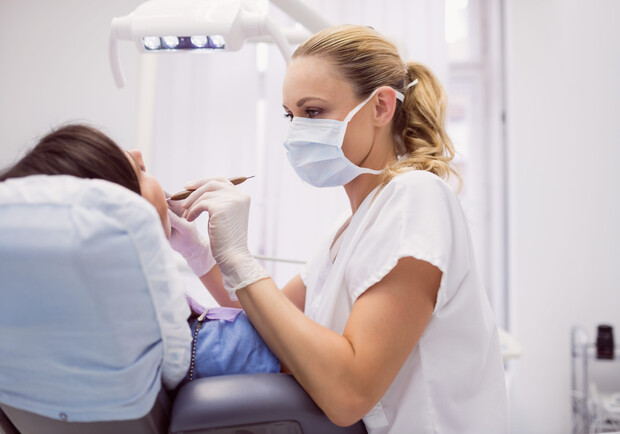 Какие услуги стоматолога украинцы могут получить бесплатно. Фото: freepik.com