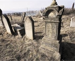 По севастопольскому кладбищу нельзя ездить на машинах с 1 по 3 мая.
Фото с сайта www.lechaim.ru