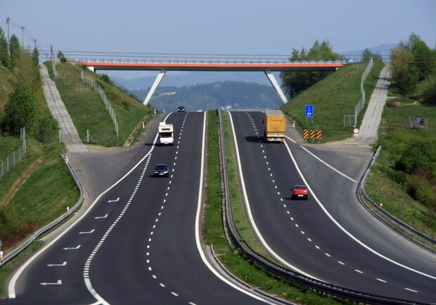 Министр инфраструктуры опроверг информацию о шести платных дорогах в Украине. Фото: avtoblog.ua