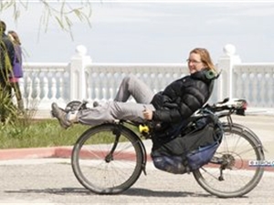 Молодая пара путешествуют на необычных велосипедах по всему миру. 
