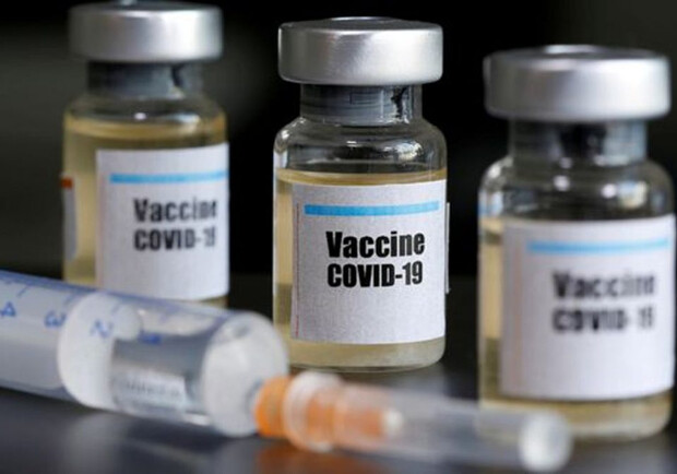 В Pfizer заявили, что две дозы их вакцины не защищают от "Омикрона" 