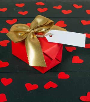 Что подарить любимому человеку на День влюбленных: подборка идей