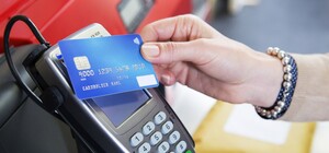 Как снять наличные с банковской карты без банкомата