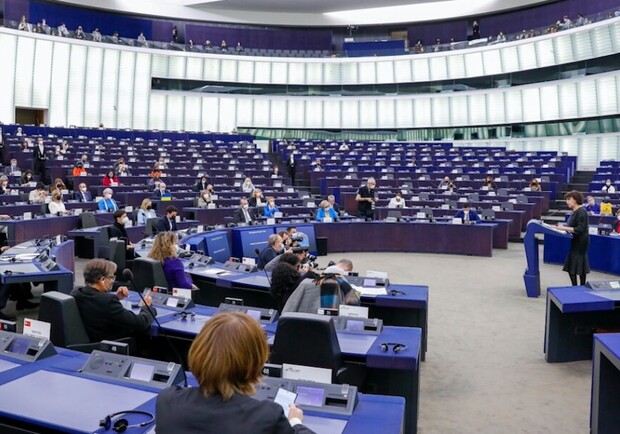 Європарламент ухвалив резолюцію про надання Україні статусу кандидата на вступ до ЄС.  