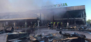Ракетний удар по торговому центру у Кременчуці: подробиці, фото та відео
