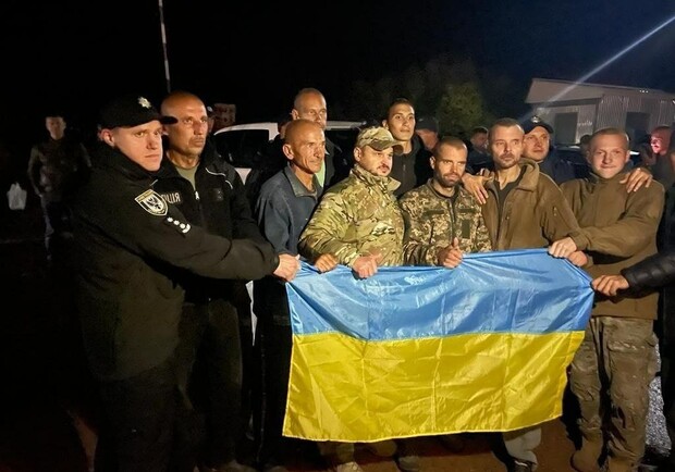 Із полону РФ звільнили 215 захисників України. 