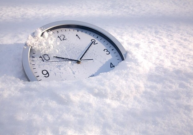 Переход на зимнее время 2022: когда в Украине нужно переводить стрелки часов 