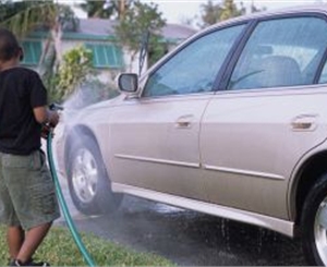 Машину можно помыть и дома, но на автомойке все будет намного качественней. Фото: www.sxc.hu