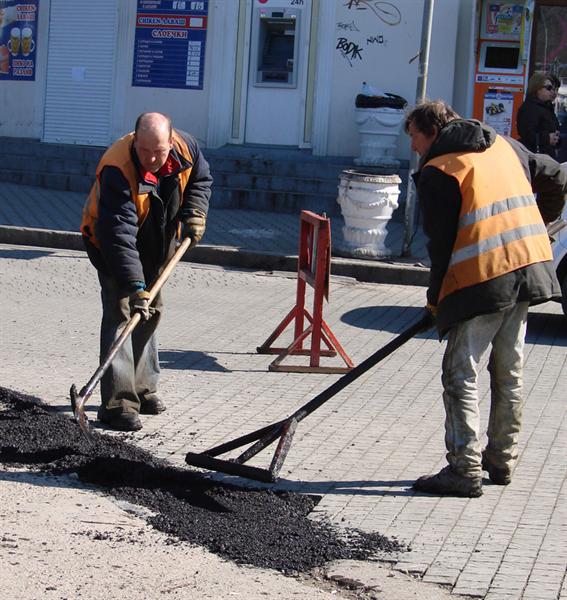Коммунальщики приводят в божеский вид городские дороги.
Фото пресс-службы "ДЭУ" Севастополь